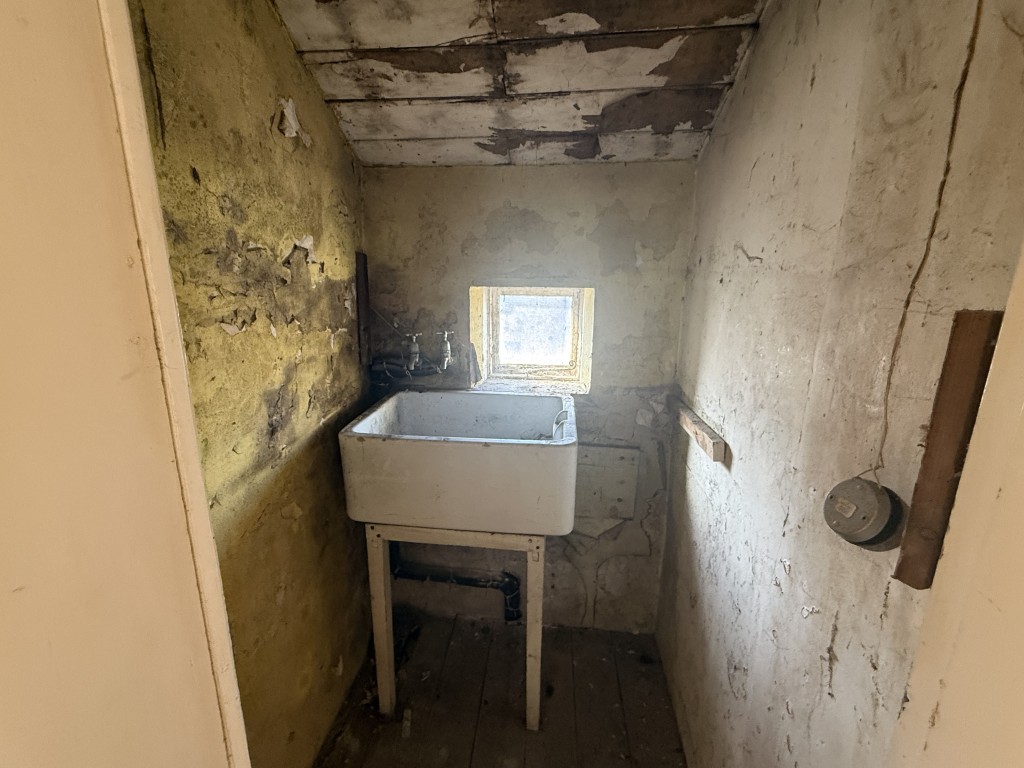 Lot: 108 - HOUSE CLOSE TO TOWN CENTRE IN NEED OF REFURBISHMENT - Landing Room in House in Need of Refurbishment